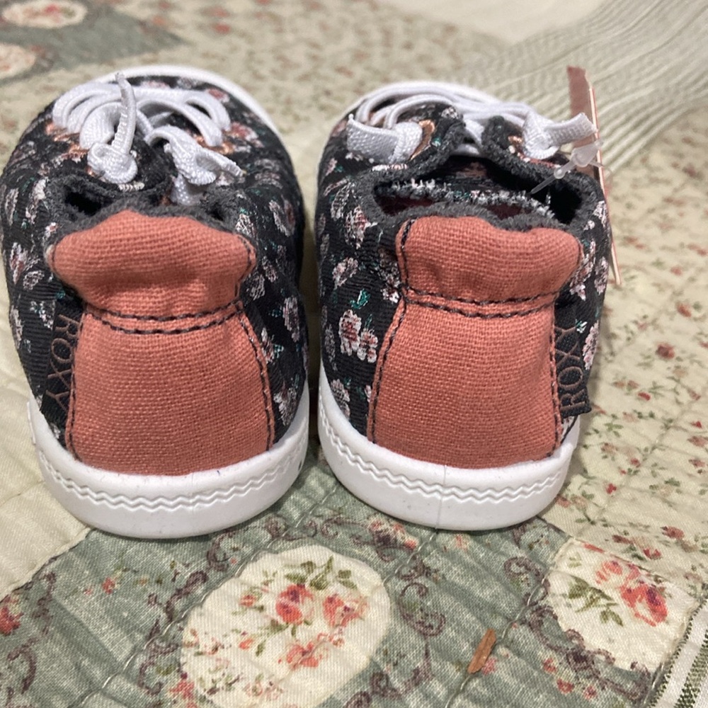 New children’s Roxy shoes - Picture 3 of 6